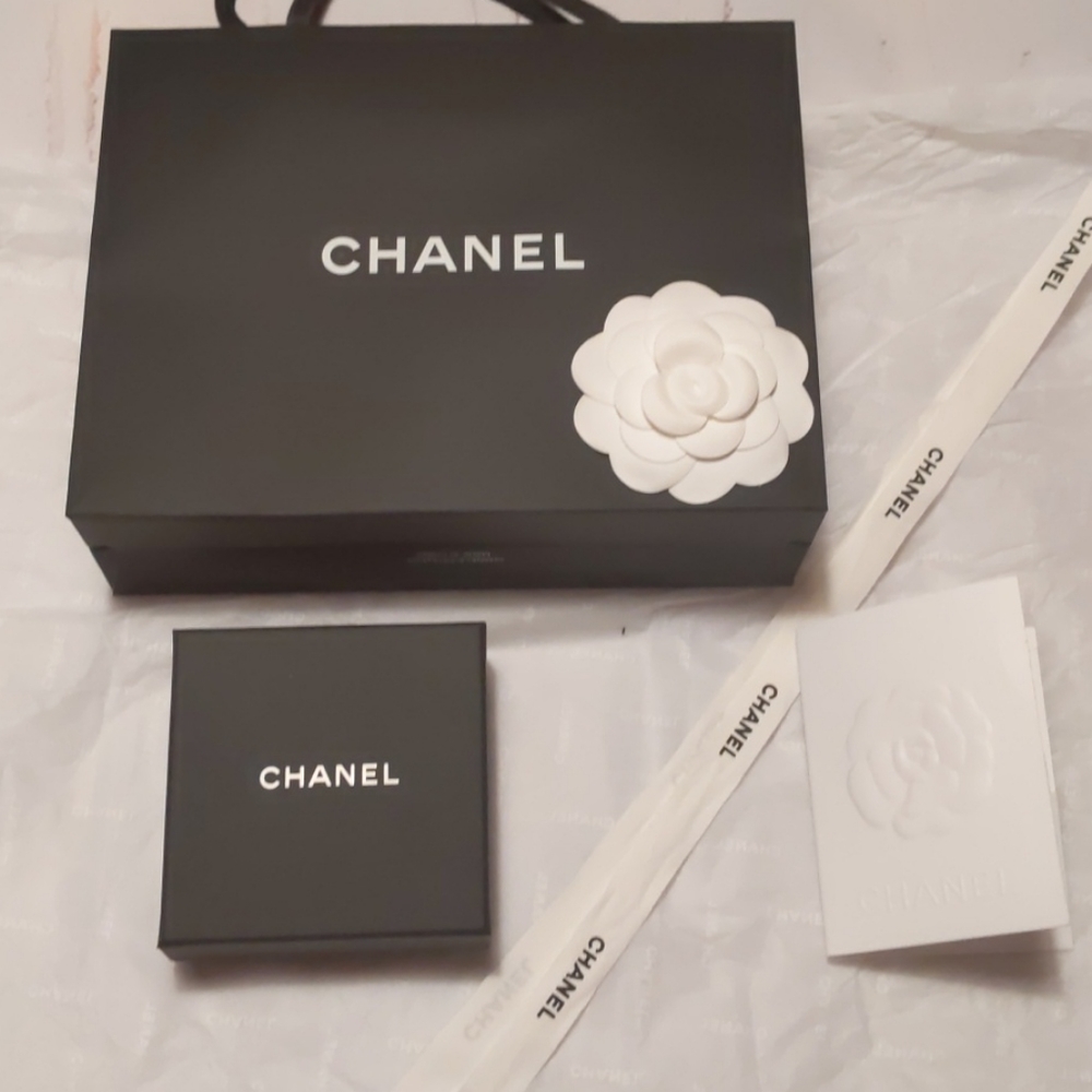 🆕 RARE CHANEL 19A CC Logo Pearl Crystal Earrings - Picture 3 of 8